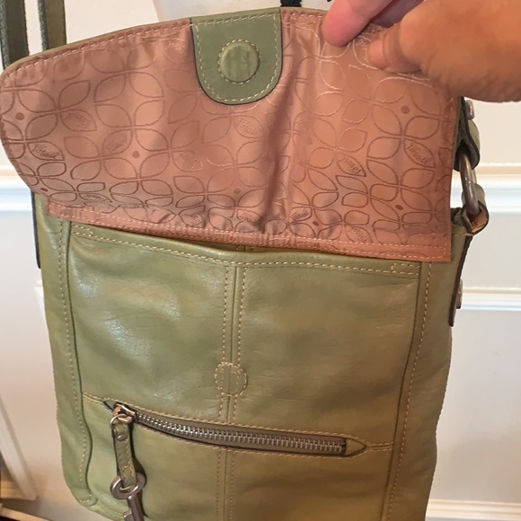 ☘️Authentic Fossil Green Leather Crossbody 💚 - Picture 7 of 12
